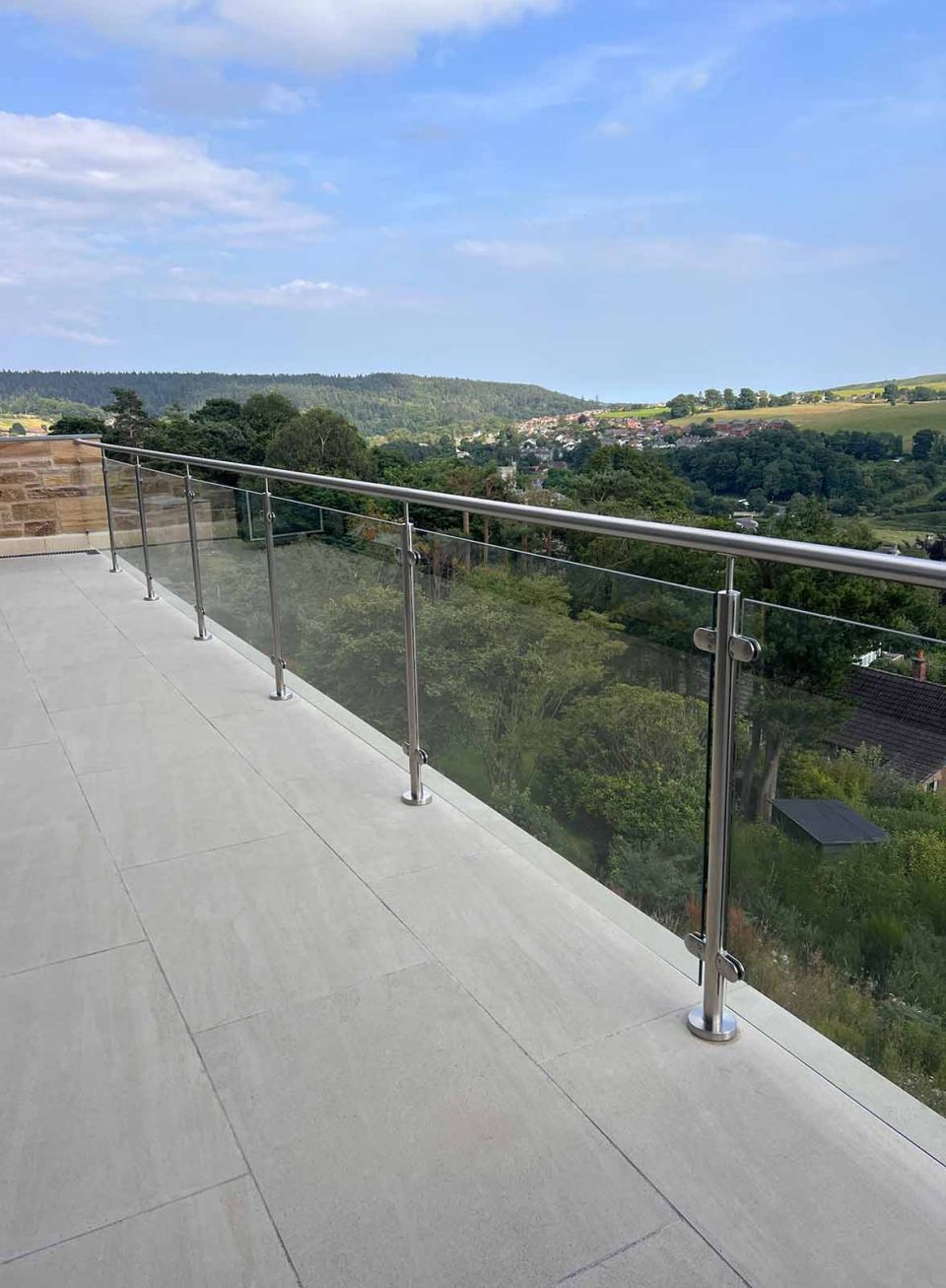 GLASSVUE-LTD-stainless-steel-glass-balustrade-072024-1600x1175