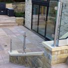 glassvue-stainless-steel-posts-and-glass-on-steps