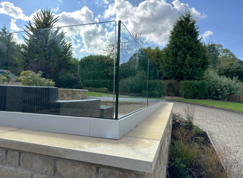 glassvue-frameless-glass-railings1600x1175