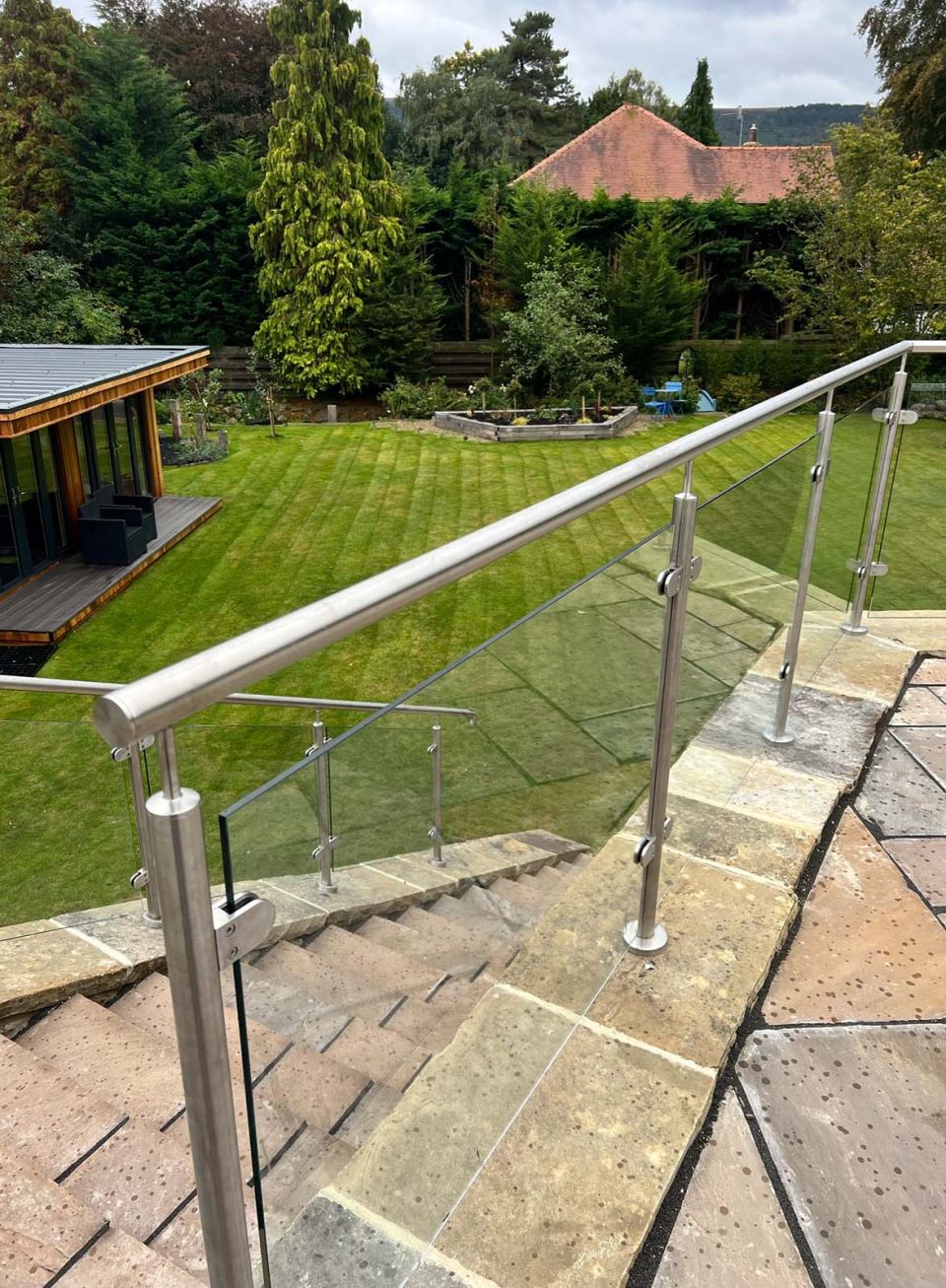 Glassvue-stainless-steel-balustrade-for-outdoor-living-1600x1175