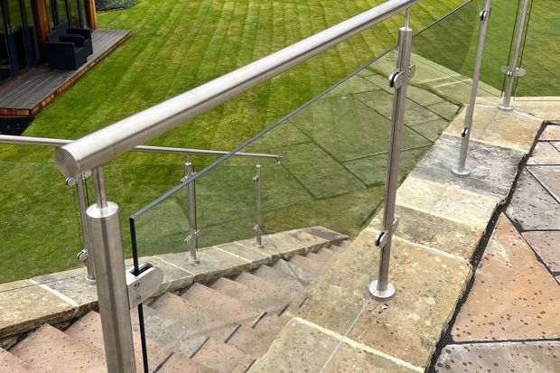 Glassvue-stainless-steel-balustrade-for-outdoor-living-1800x1200