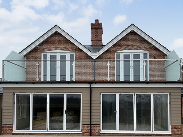 glassvue-ltd-square-tube-stainless-steel-glass-balustrade-with-opaque-glass