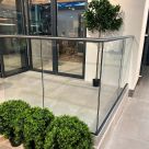 glassvue-frameless-glass-balustrade-eith-handrail-1600x1175