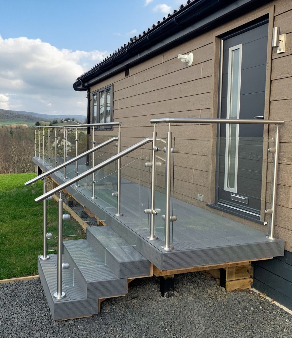 Glassvue-stainless-steel-balustrade-on-decking-outdoor-living-1600x1175-5