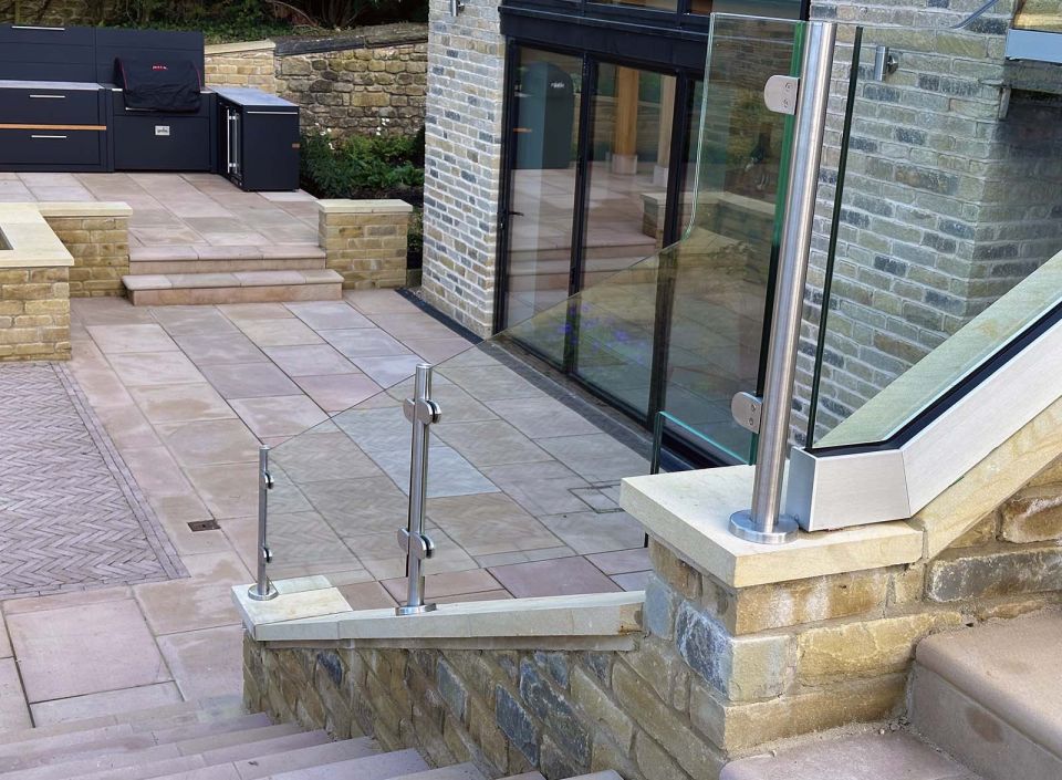 glassvue-stainless-steel-posts-and-glass-on-steps